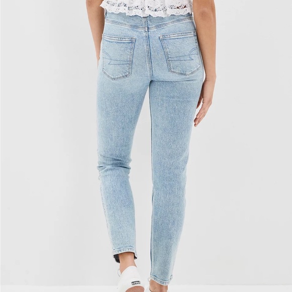 American Eagle Strigid Mom Jean in ‘Blue Breeze’ - Picture 2 of 9